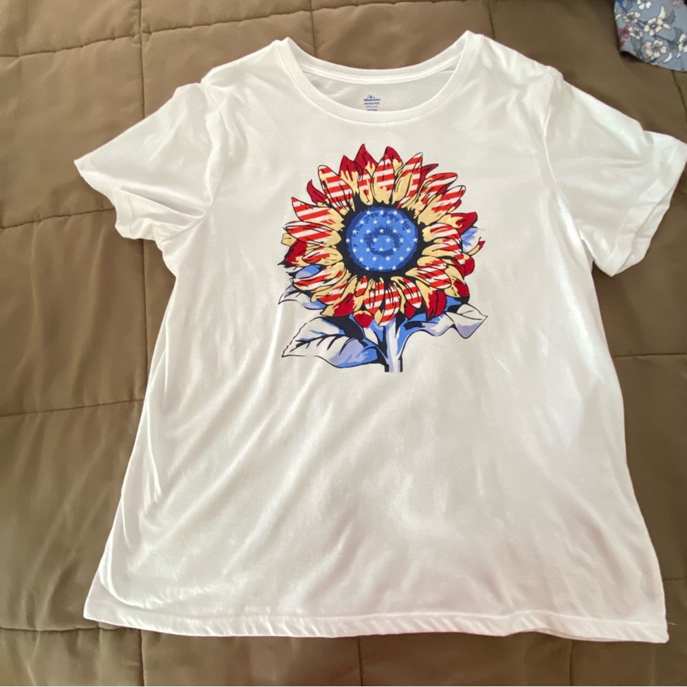 👗 White T-Shirt with Colorful Sunflower Design. Red,white,blue